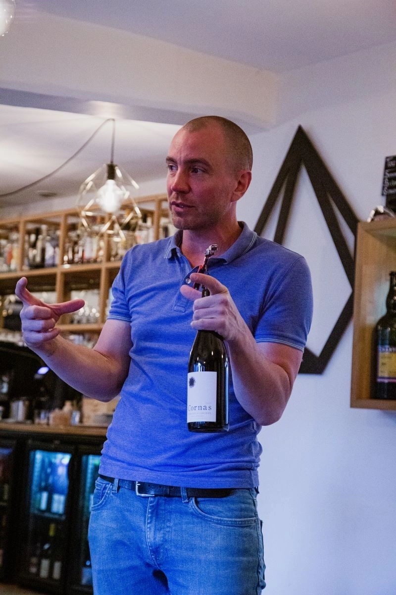 vigneron coupant une vigne avec un petit sécateur